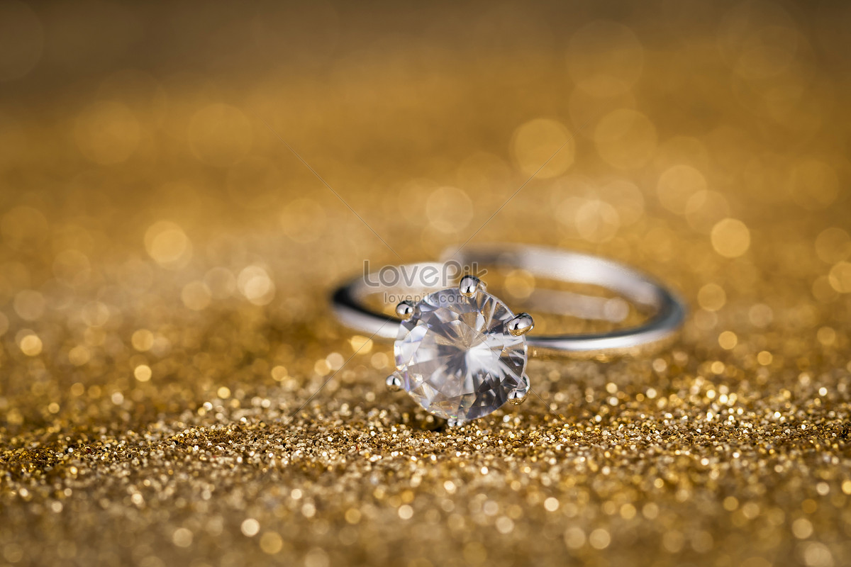 Diamond Solitaire Ring Royalty-Free Images, Stock Photos & Pictures |  Shutterstock