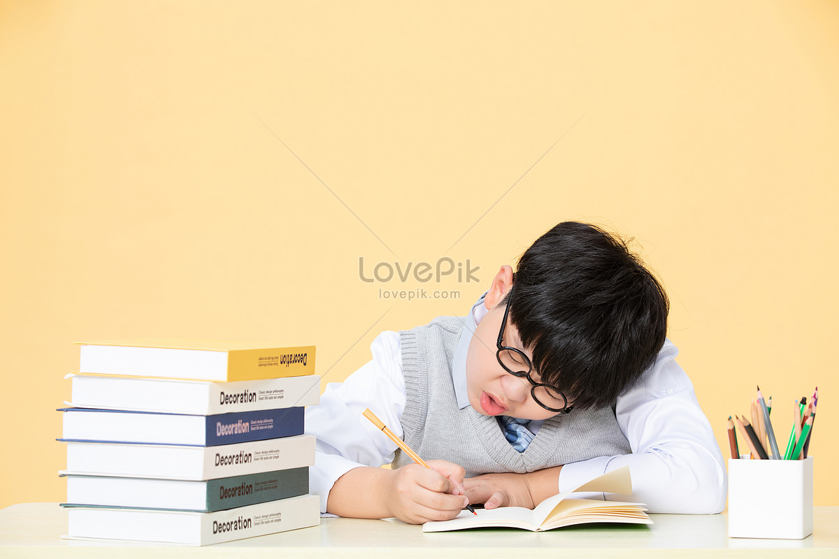 Do homework for the little boy who is worried about studying, and homework, book, desk HD Photo
