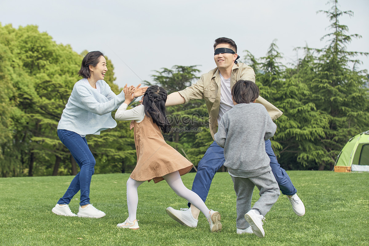 Familia Jugando Al Aire Libre Foto Descarga Gratuita HD Imagen De