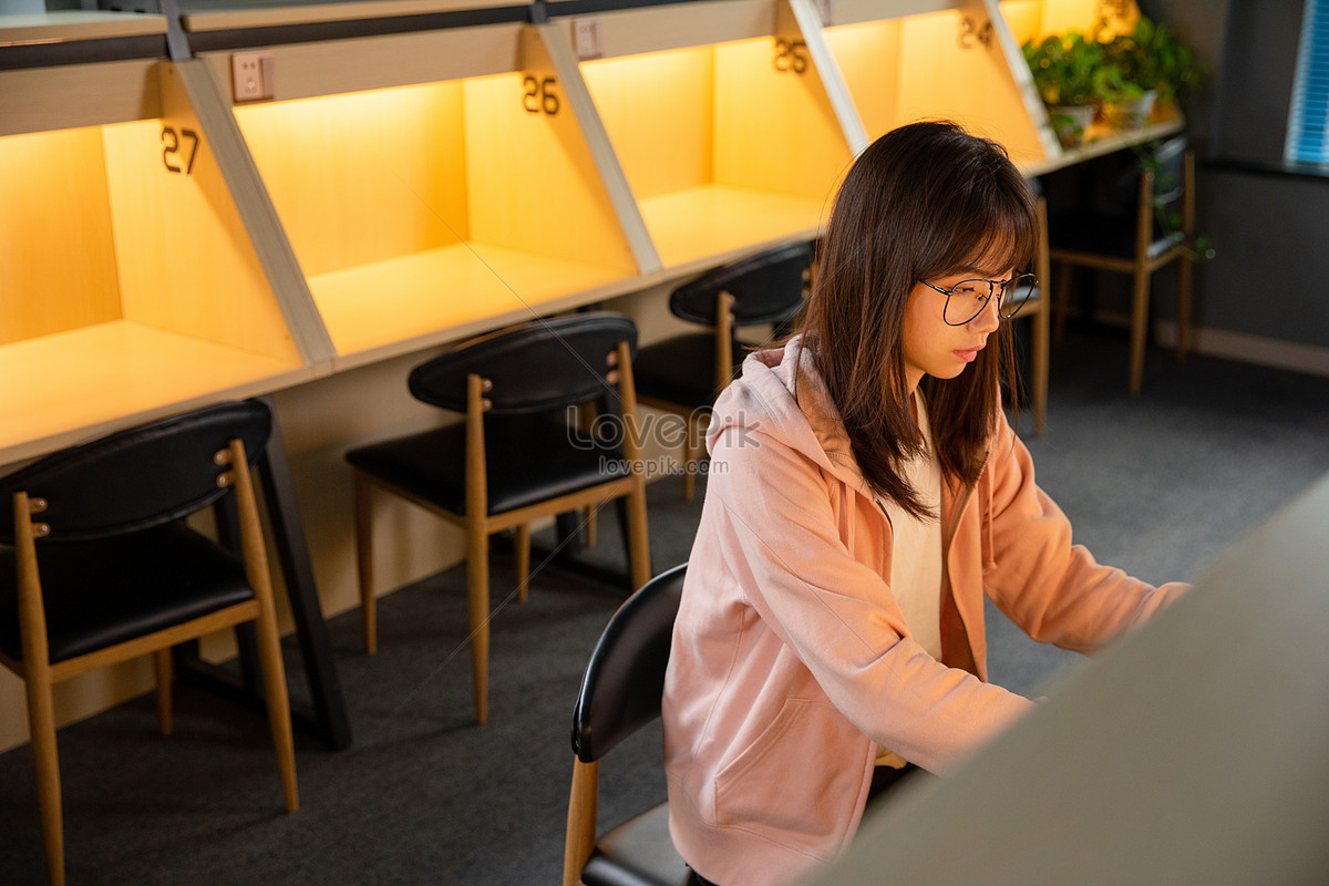 Female college students reviewing homework in the morning study room, postgraduate entrance examination, and homework, computer classroom HD Photo