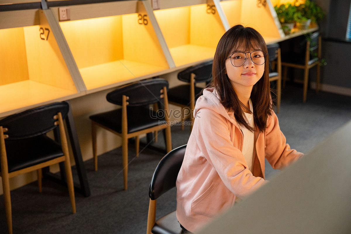 Female college students reviewing homework in the morning study room, postgraduate entrance examination, and homework, student accommodation HD Photo