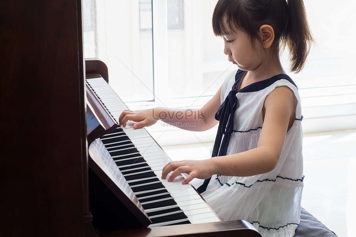 Foto de Menina Aprende A Tocar Piano Com Música Online De Ensino À