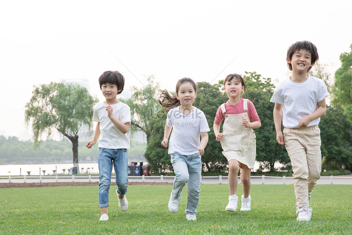 Счастливые бегущие дети на улице изображение_Фото номер