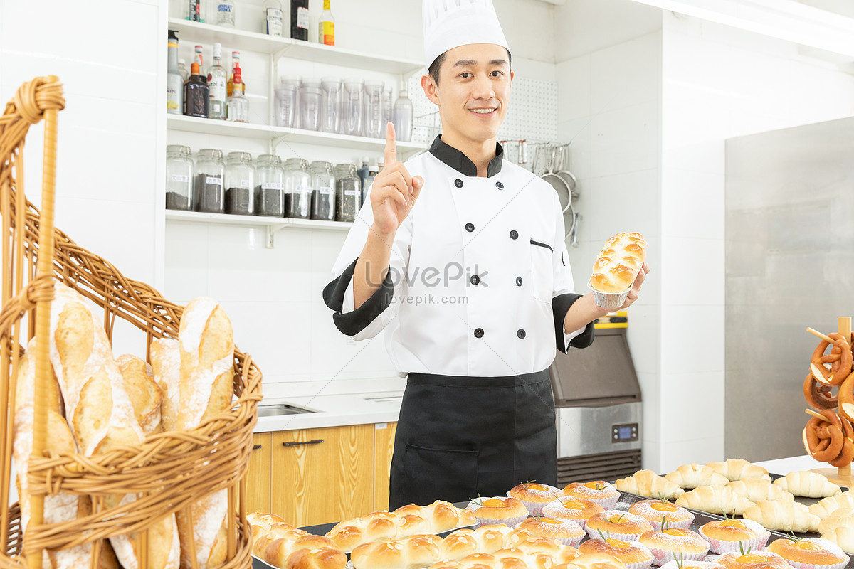 Chef Pastelero Masculino Mostrando Pan Foto | Descarga Gratuita HD