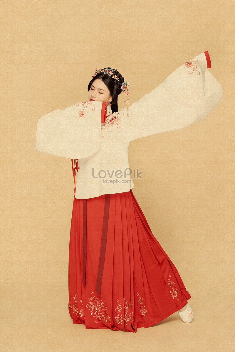 Hanfu là phong cách cổ xưa của người Trung Quốc với nhiều kiểu dáng và màu sắc đa dạng. Những chiếc áo dài, quần cộc và váy xòe kết hợp với các phụ kiện độc đáo tạo nên một vẻ đẹp đầy nghệ thuật. Hãy cùng ngắm nhìn những hình ảnh đẹp về phong cách Hanfu nhé!