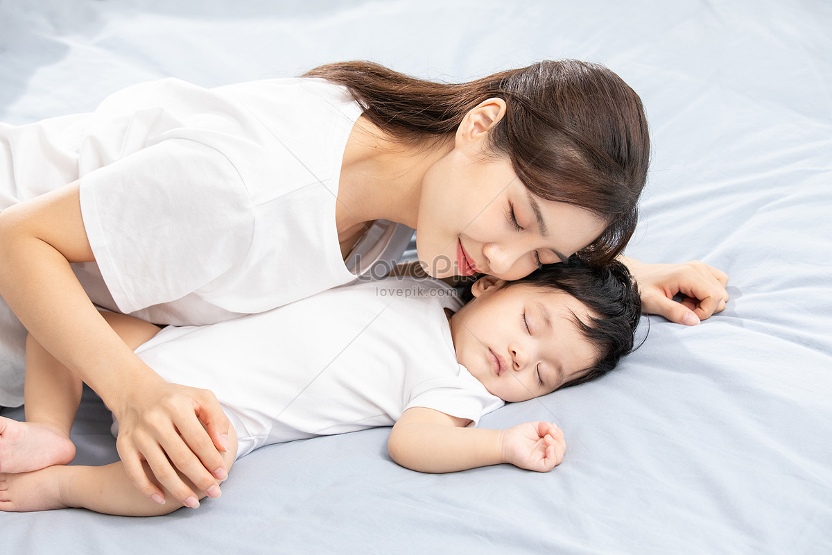 Азиатки мамы спят. Сонная мама с малышом картинки. The mother Sleeps with the Baby in her Arms.