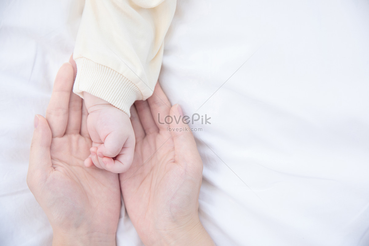 Малыша держать на руках. Рука ребенка в руке матери картинка. Мама держит голого малыша на руках. Мама держит ребенка за руку спиной, ребенок показывает ладошку. Сын маму пальчиком