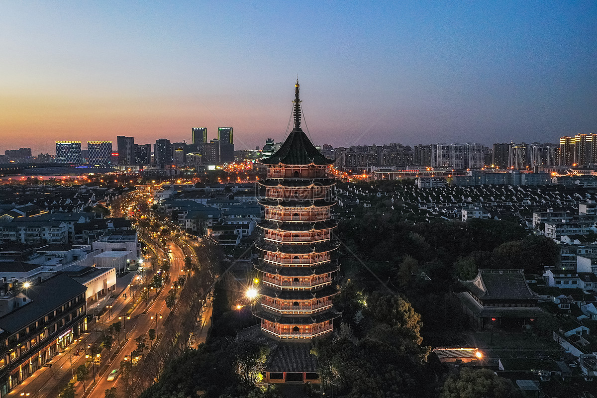 Vista Nocturna De La Torre Del Templo Del Norte De Suzhou Foto