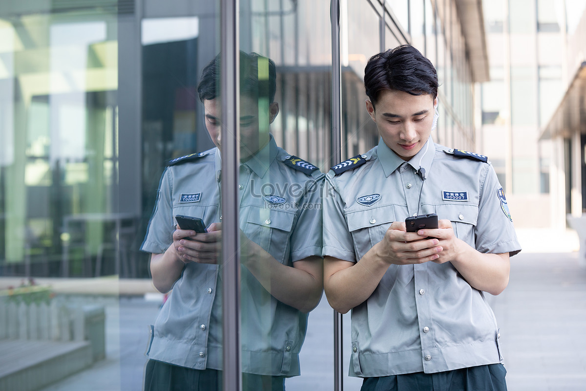 Gratis Foto Petugas Keamanan Bermain Dengan Ponsel Selama Istirahat