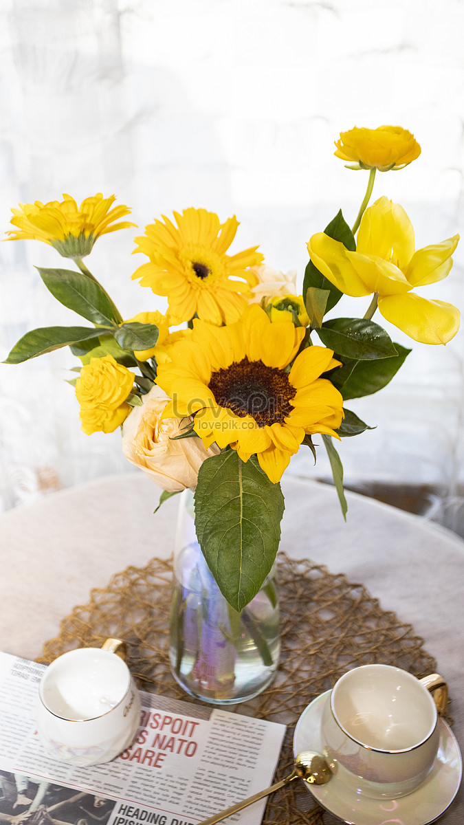 Disparo De Canasta De Arreglos Florales De Girasol Foto | Descarga Gratuita  HD Imagen de Foto - Lovepik