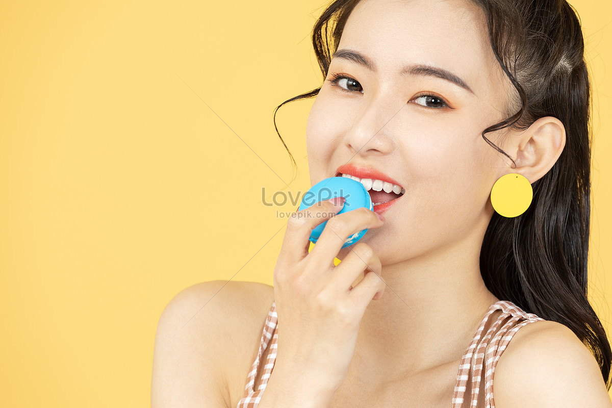 Sweet Beauty Sex Eating Macaron Picture And HD Photos | Free Download On  Lovepik