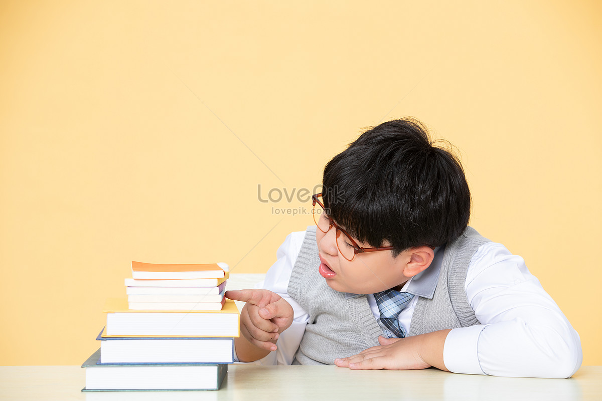 The little boy worried about studying is counting homework, and homework, book, desk HD Photo