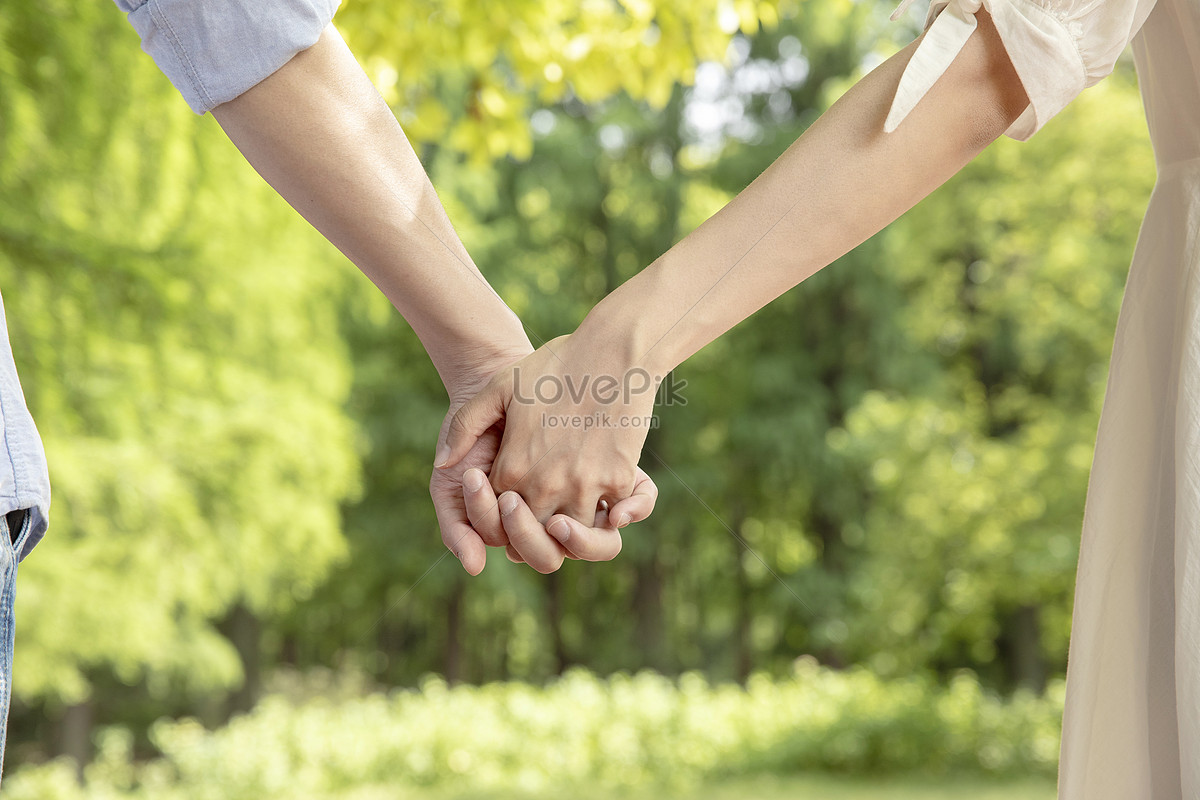 Nắm tay nhau trong cuộc hôn nhân là điều vô cùng quan trọng. Đó là sự ủng hộ và kết nối lẫn nhau trong mọi hoàn cảnh. Hãy cùng xem hình ảnh về vợ chồng nắm tay để cảm nhận sự ấm áp và gắn kết của tình yêu.
