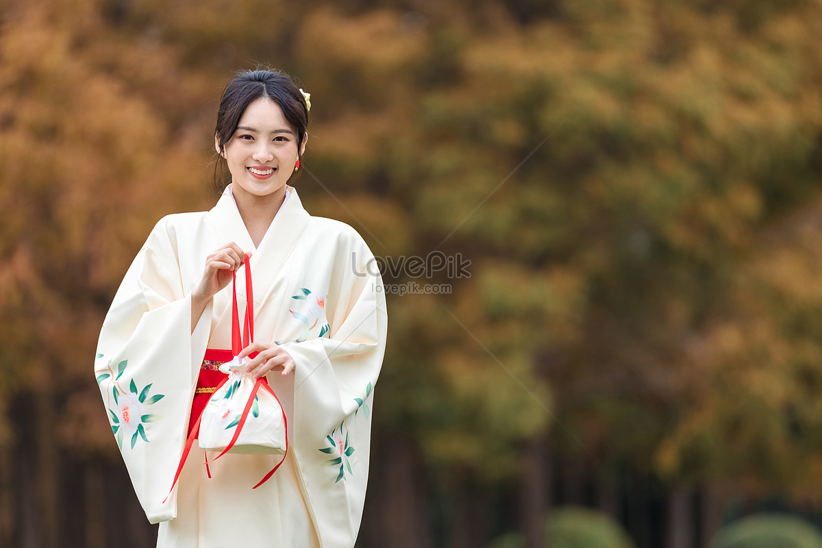 Ảnh Cô Gái Mặc Kimono Mùa Thu Ngoài Trời Với Túi Xách Tải Xuống Miễn Phí,  Ảnh Sắc Đẹp, Váy Kimono, Hình Chụp Đẹp Trên Lovepik