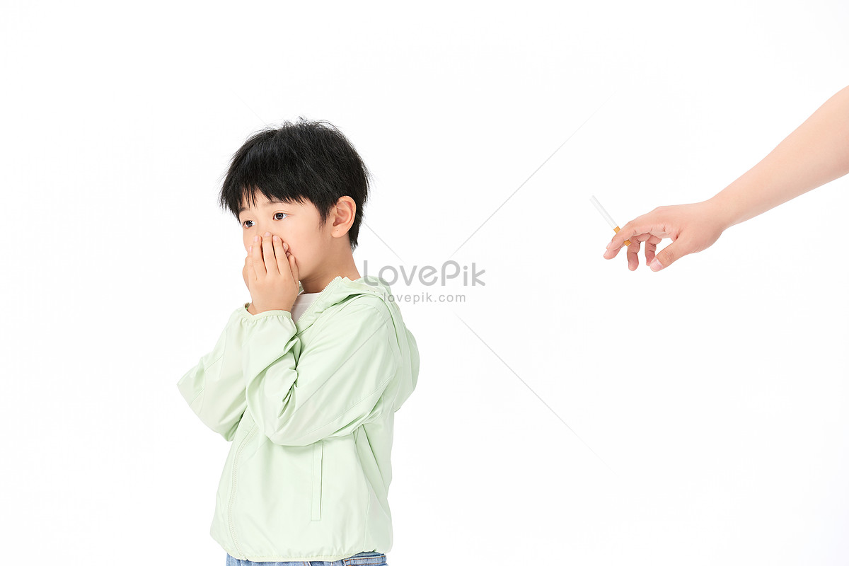 Niño Cubriendo La Boca Y La Nariz Para Rechazar El Humo De Segunda Mano  Foto | Descarga Gratuita HD Imagen de Foto - Lovepik