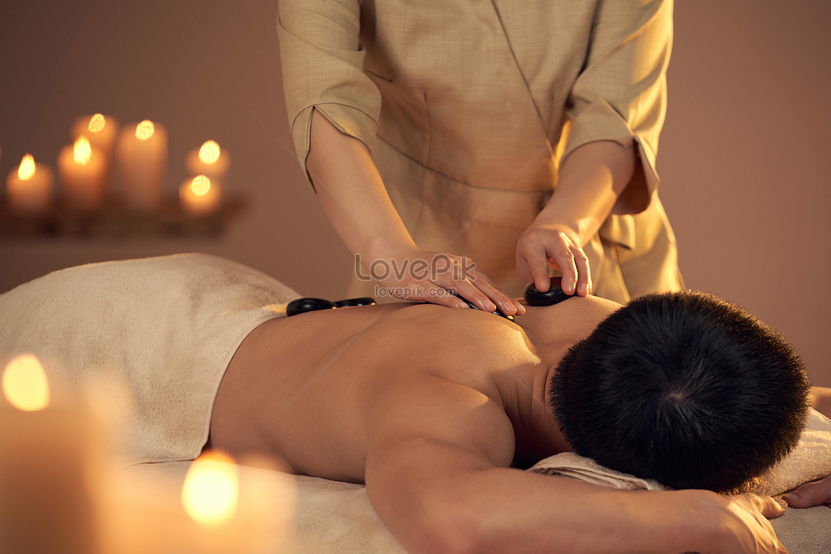 ảnh Cận Cảnh Người đấm Bóp Massage Lưng Cho Nam Trong Spa Tải ...