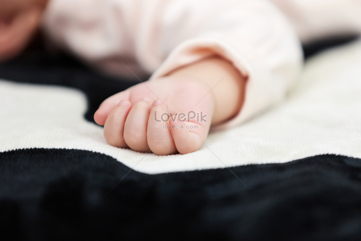 Xem ngay ảnh tay em bé dễ thương và cảm nhận niềm yêu thương của gia đình. Chú bé nhỏ đáng yêu sẽ chinh phục trái tim bạn ngay lập tức!