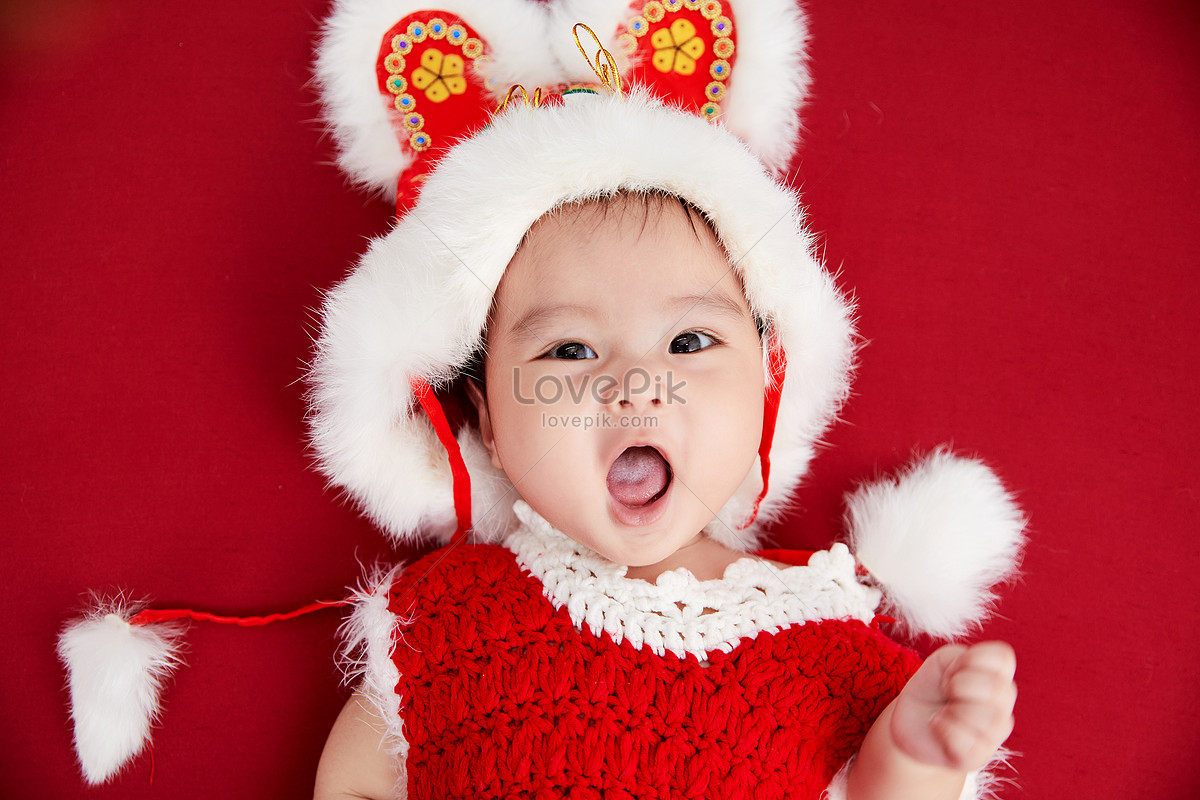 Năm mới đến rồi, hãy cùng xem những bức ảnh em bé mặc quần áo năm mới với những thiết kế độc đáo và đầy màu sắc. Các bé đúng là đáng yêu không thể chối từ!