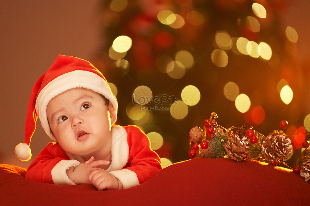 Adorable Bebé De 1 Año Disfrutando De La Navidad En Casa Fotos, retratos,  imágenes y fotografía de archivo libres de derecho. Image 91898923