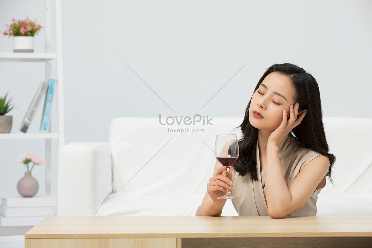 Người Phụ Nữ Buồn Bã Cầm Ly Rượu Hình Ảnh | Định Dạng Hình Ảnh Jpg  501743237| Vn.Lovepik.Com