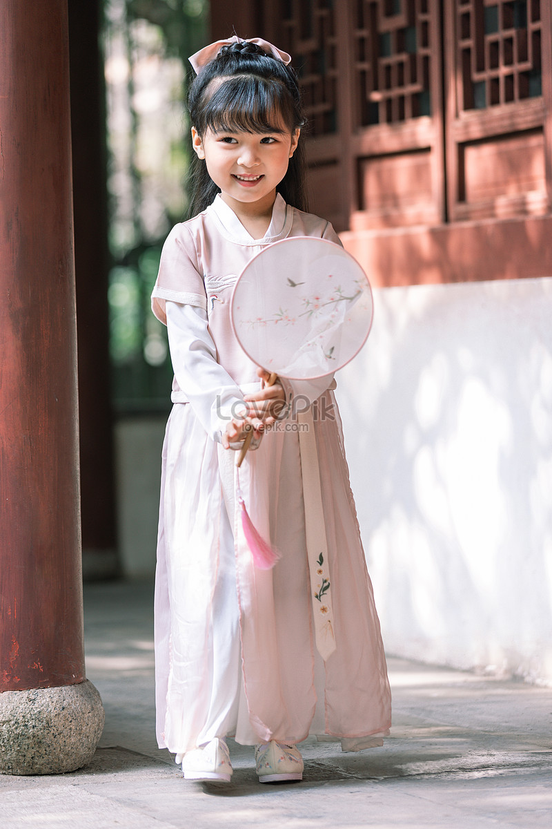 汉服中国風の子供が扇子を持って公園で遊んでいる 写真素材フリー ...