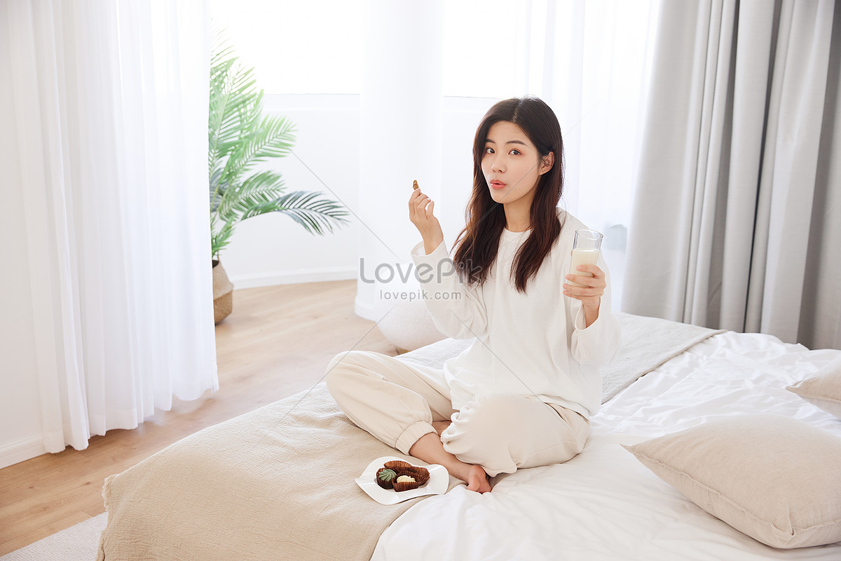 가정 여자 침대에 앉아 사진 무료 다운로드 Lovepik 