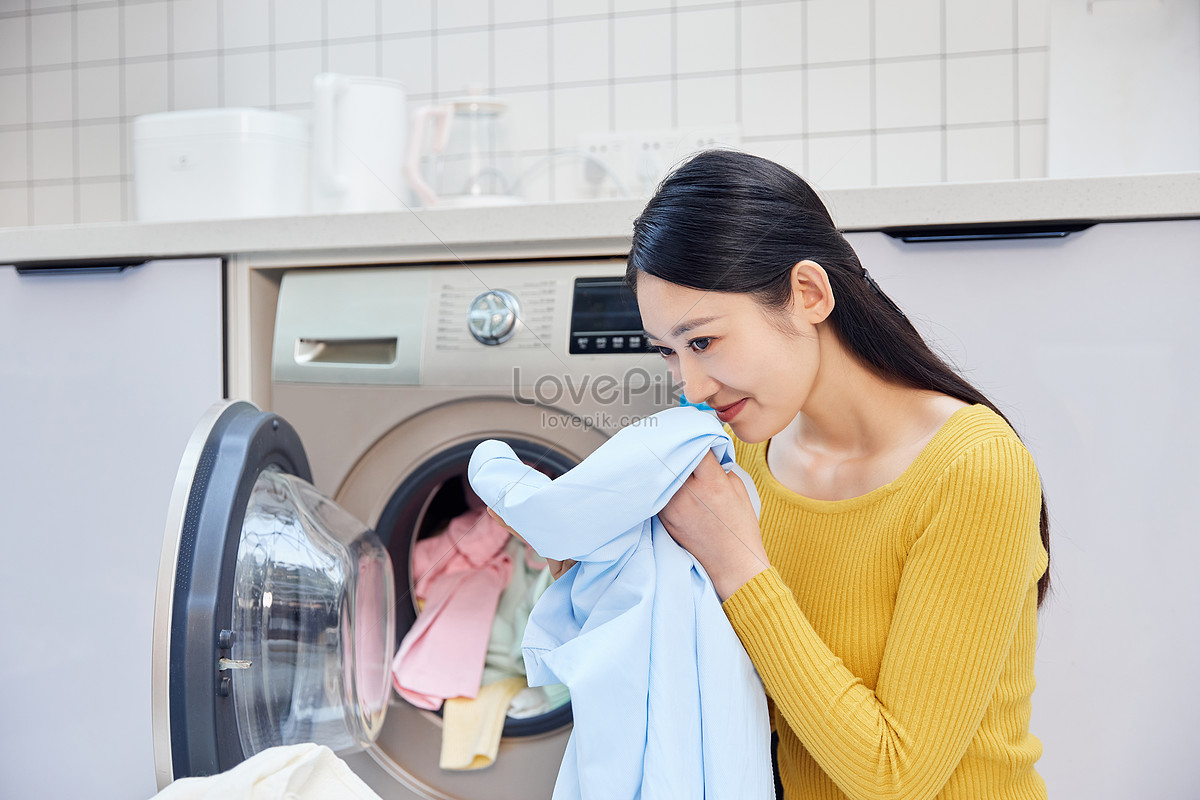 Premium Photo  Housekeeper washing and cleaning a laundry machine close uo  of girl hands wipes door of washing