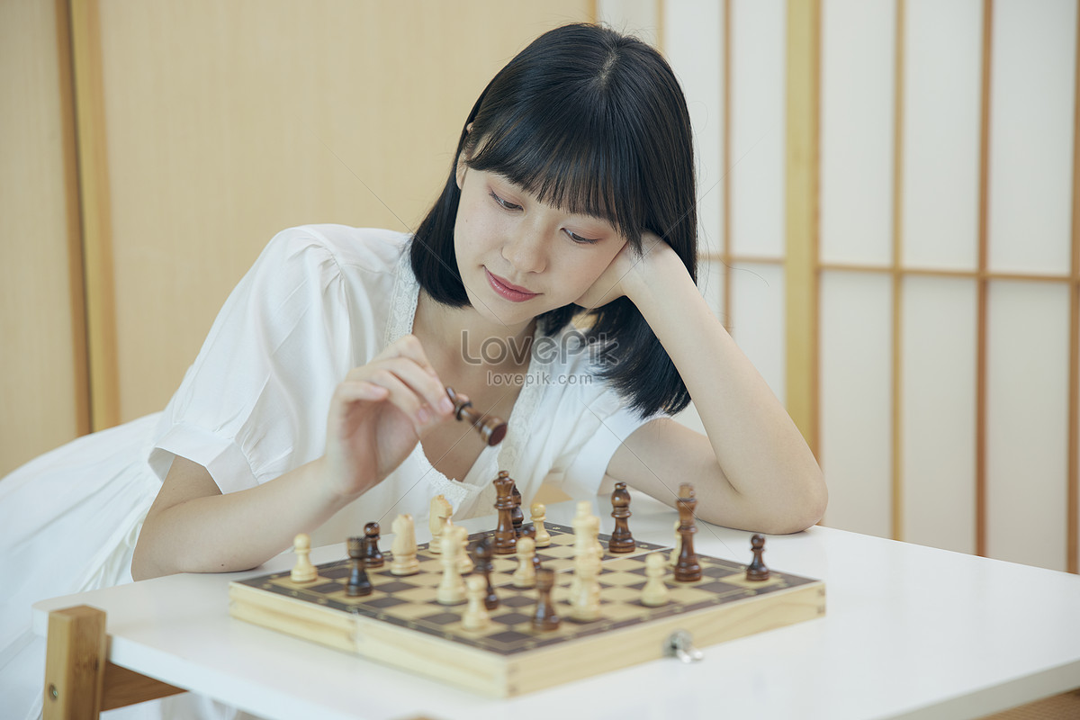 Người đẹp Nhật Bản chơi cờ vua: Với sự kết hợp giữa nét đẹp Á Đông truyền thống và phong cách hiện đại, người đẹp Nhật Bản đã tạo nên một bức tranh tuyệt đẹp khi chơi cờ vua. Hãy xem hình liên quan để cảm nhận sự hoàn hảo trong sự kết hợp giữa vẻ đẹp và trí tuệ của những người chơi cờ vua.