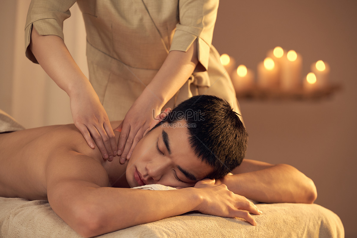 Masseur Doing Spa Back Massage For Men Picture And HD Photos