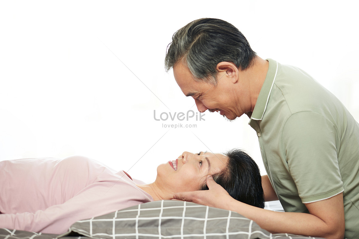 丈夫給妻子按摩肩膀PNG圖案素材免費下載，可愛卡通圖片，尺寸4300 × 2867px - Lovepik
