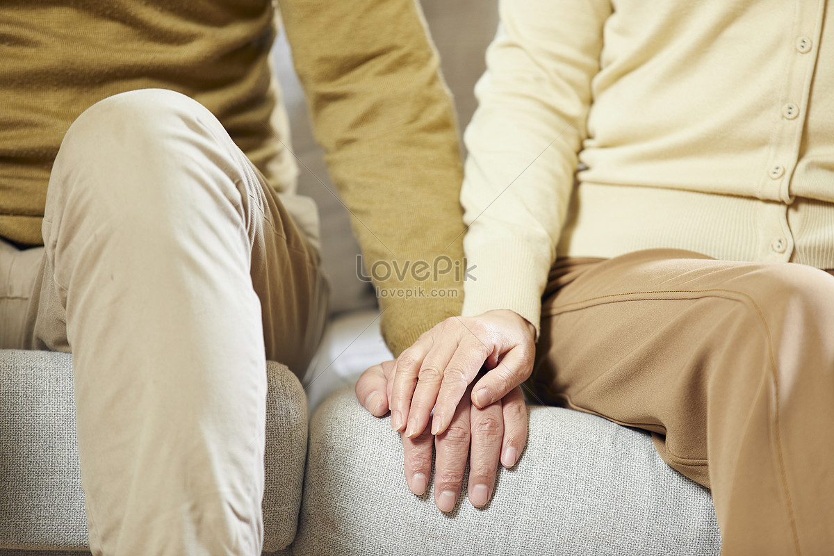 Những bức ảnh nắm tay của đôi tình nhân này chắc chắn sẽ khiến bạn cảm thấy ấm áp và xúc động! Hãy cùng chiêm ngưỡng hình ảnh đầy tình yêu của họ.