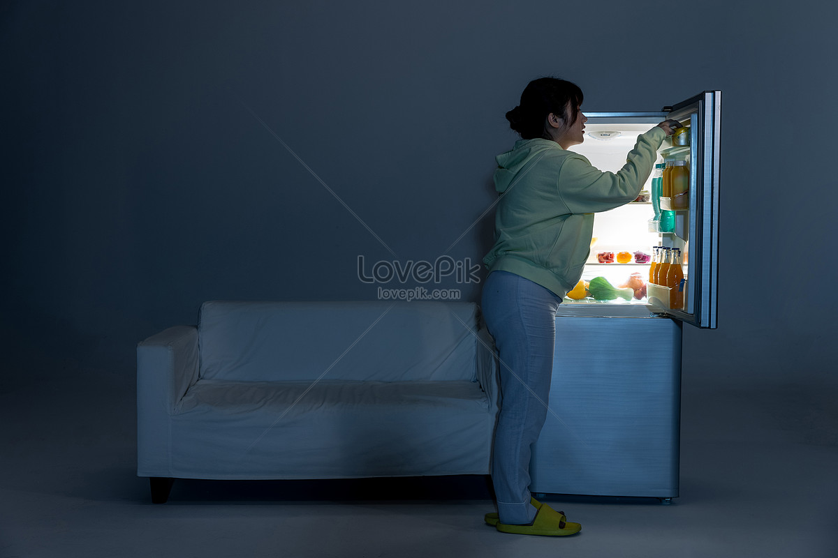 Песня открываю холодильник. Стольный холодильник. Девушка и холодильник фото.