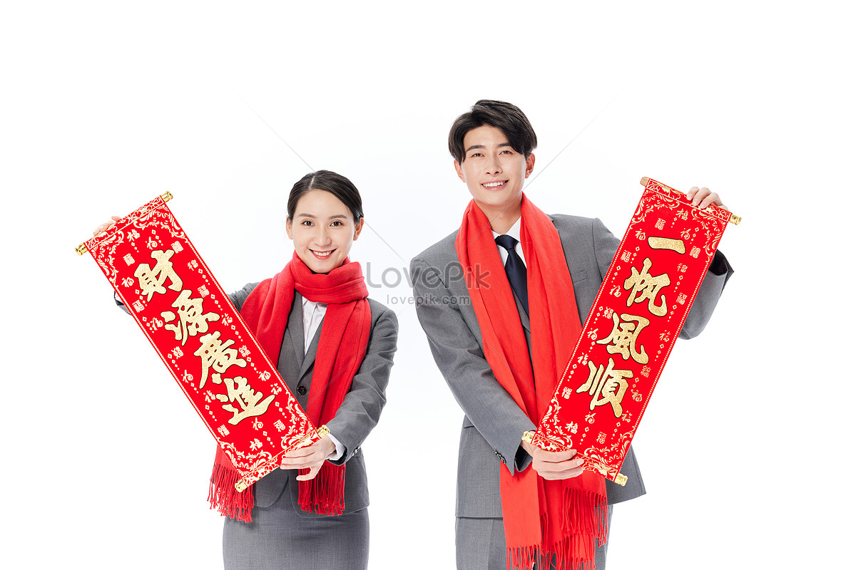 Spring Festival Couples Celebrate The New Year With Couplets Picture 