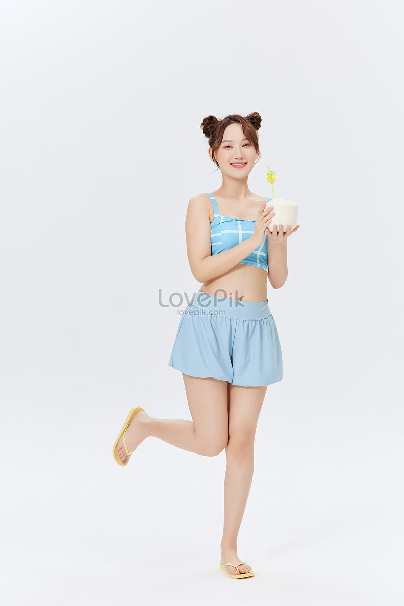 여름 멋진 여자 손을 들고 코코넛 사진 무료 다운로드 - Lovepik