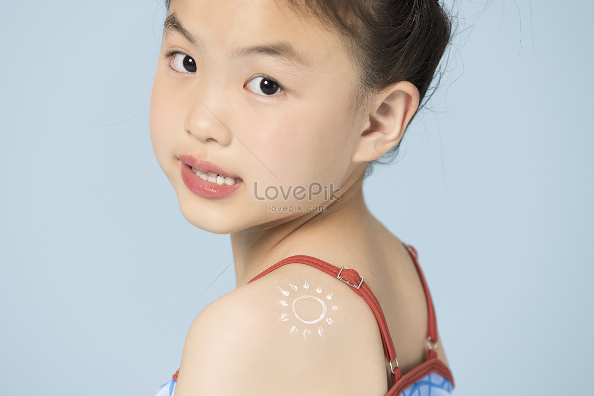 水着の小さな女の子コーティング日焼け止め 写真素材フリー 中国語 少女 女の子 画像無料ダウンロード Lovepik
