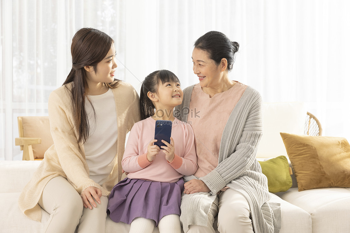 Три поколения бабушек и дедушек используют видеочат по мобильному телефону  в гостиной. изображение_Фото номер 501720168_JPG Формат  изображения_ru.lovepik.com