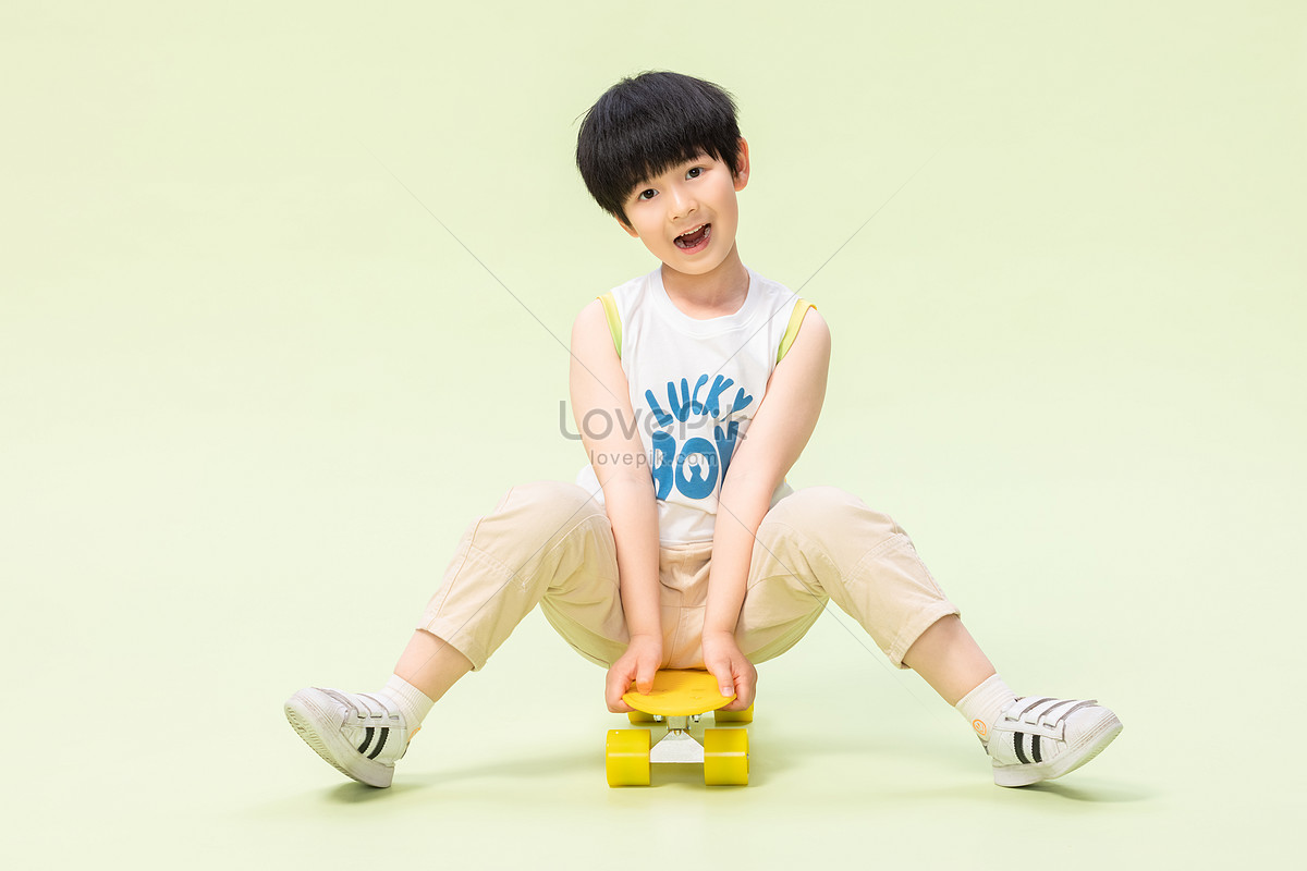 Tong Zhen Boy Playing Skateboard Picture And Hd Photos 