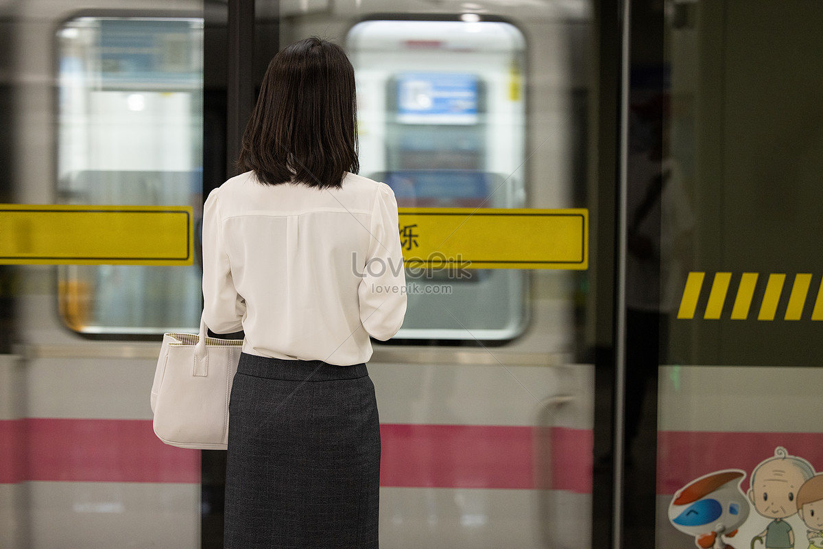 优享资讯 | 女子坐地铁“内急”，靠着柱子直跺脚，路人加油：还有两分钟到站