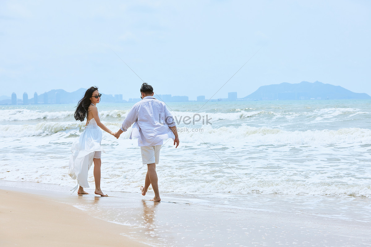 Young Couple Having A Happy Holiday Picture And HD Photos | Free ...