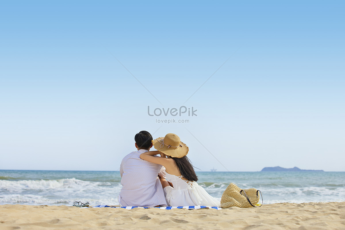 Jovem Casal Sentado Na Praia Olhando Para O Mar De Volta Imagem Grátis_Foto  Número 501740379_JPG Formato Imagem_pt.lovepik.com