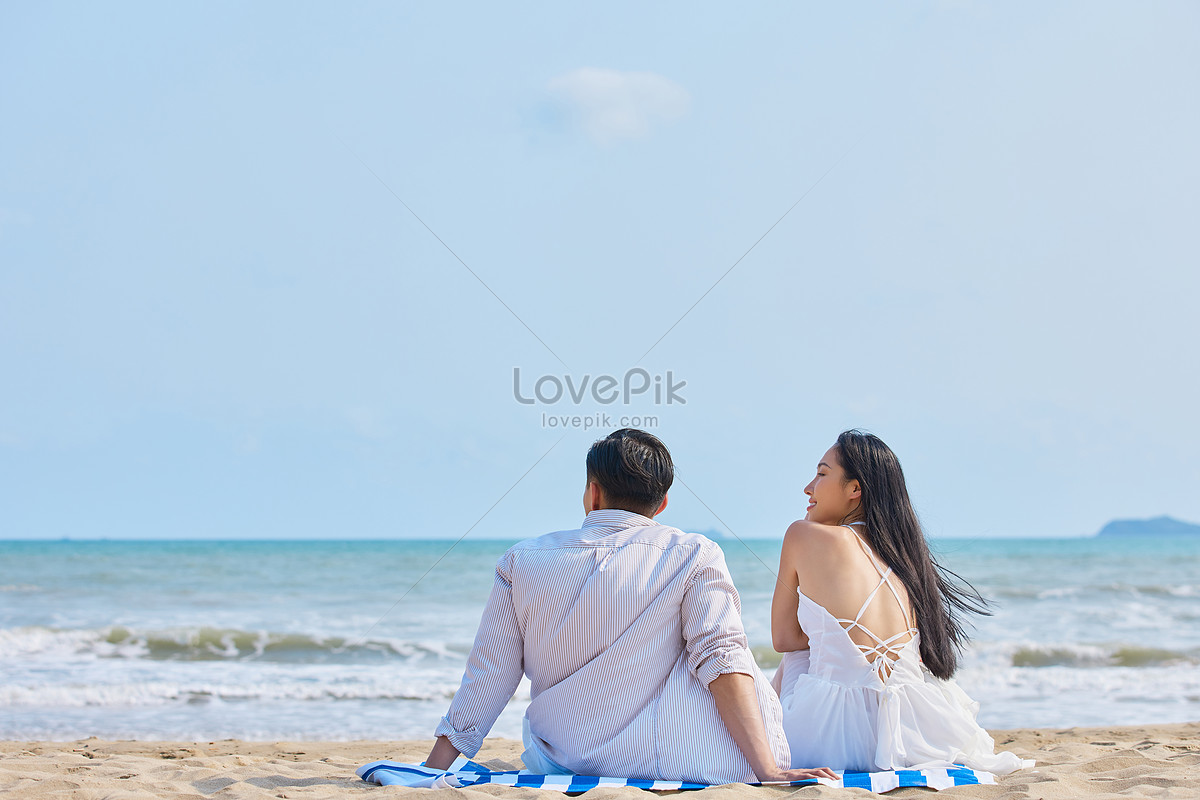Pareja Joven Sentada En La Playa Mirando El Mar Hacia Atrás Foto | Descarga  Gratuita HD Imagen de Foto - Lovepik