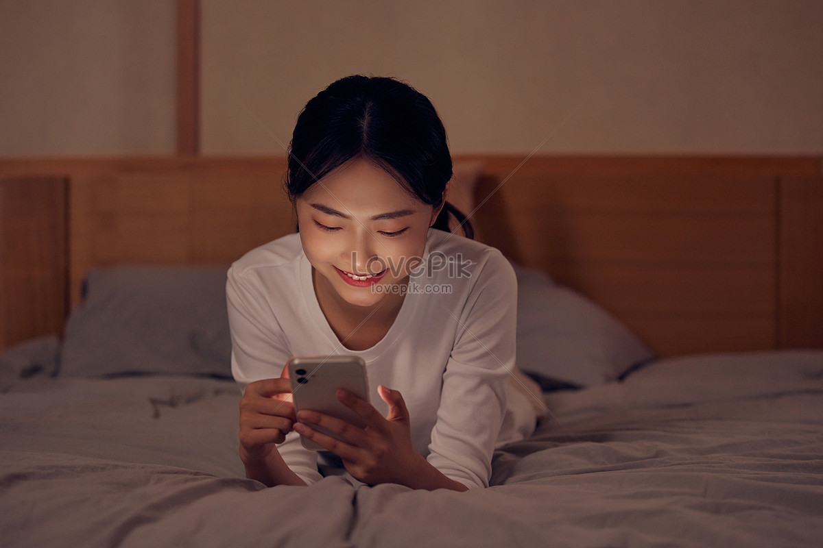 年轻漂亮的女人睡在床上特写家居美女图片下载 - 觅知网