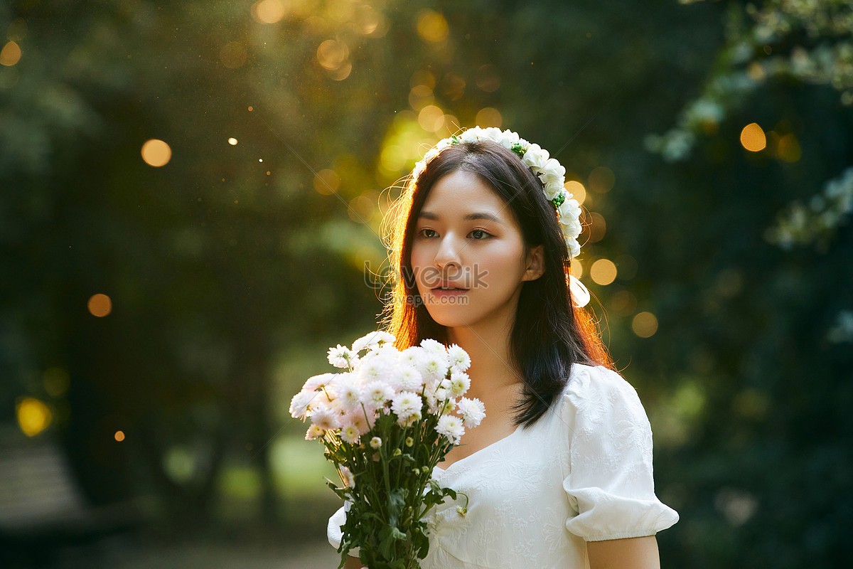 석양 아래 꽃 을 든 소녀 사진 무료 다운로드 Lovepik 