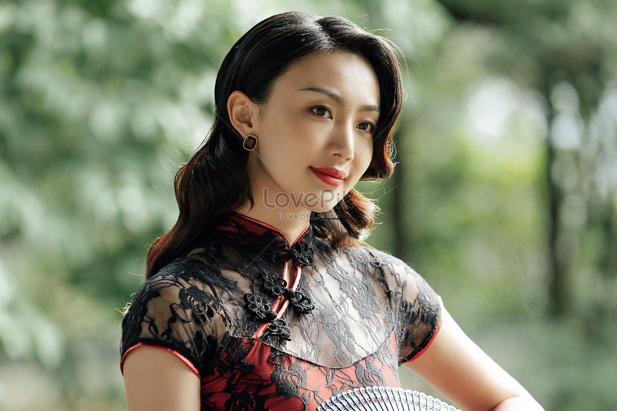 beautiful-cheongsam-woman-in-the-garden-picture-and-hd-photos-free