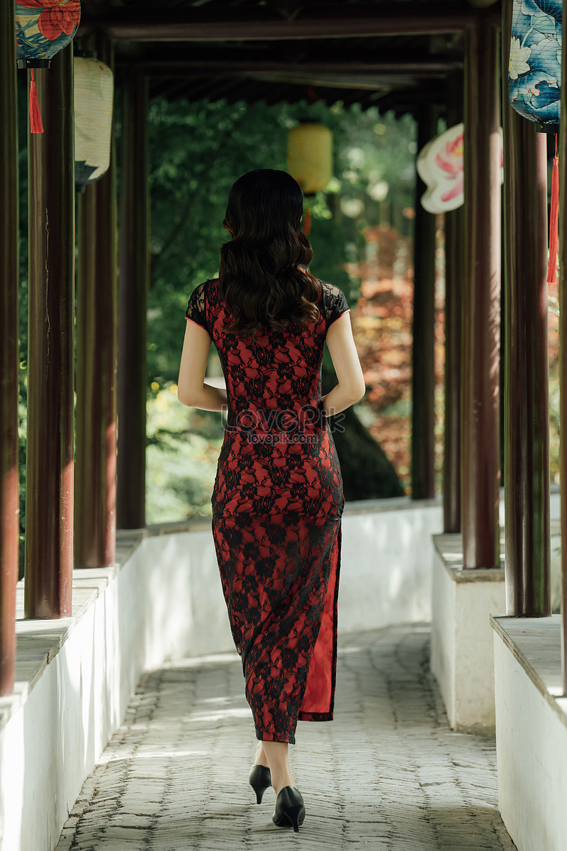 Красивая женщина носить Cheongsam изображение_Фото номер 501767439_JPG  Формат изображения_ru.lovepik.com