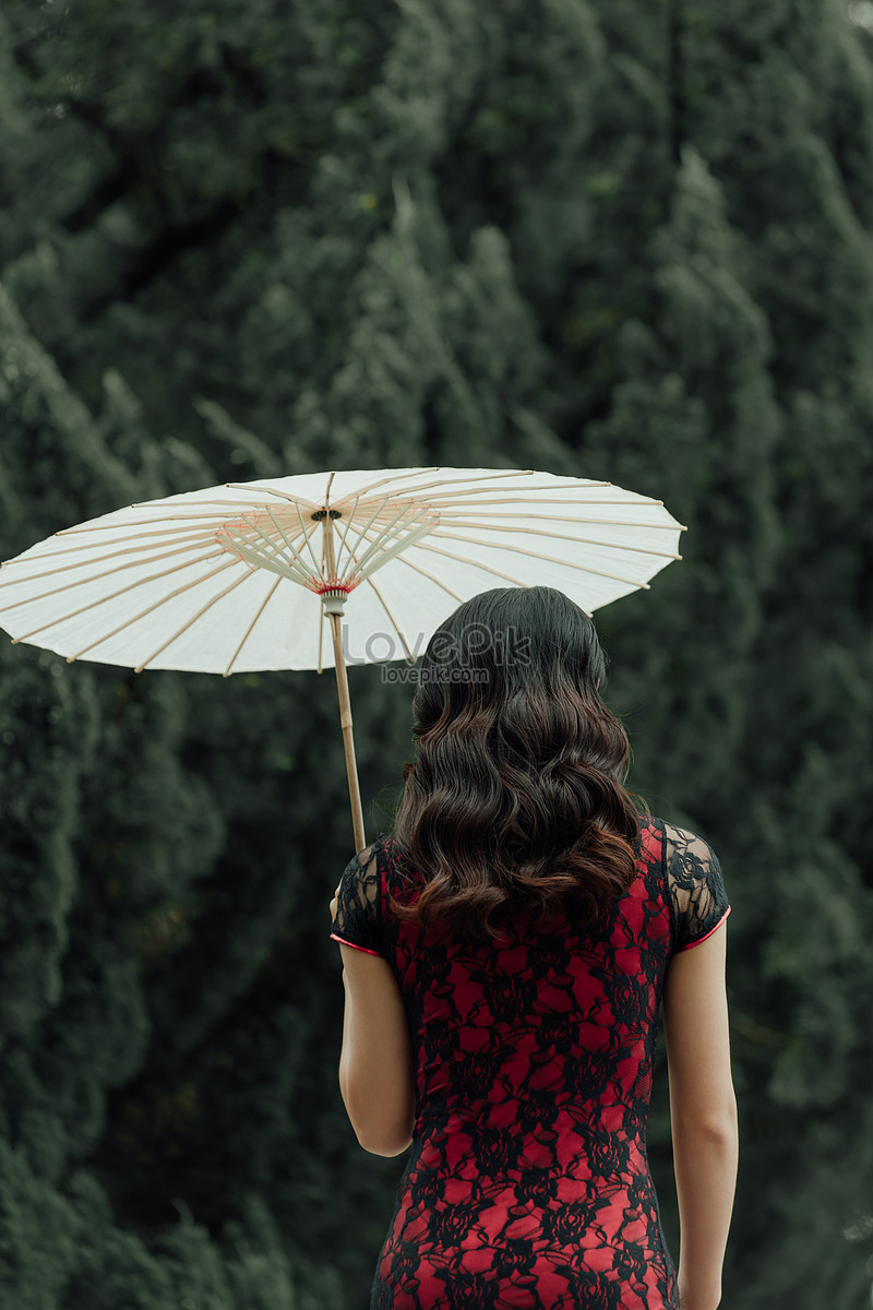 Beautiful Woman With Umbrella Wearing Cheongsam Picture And HD Photos ...