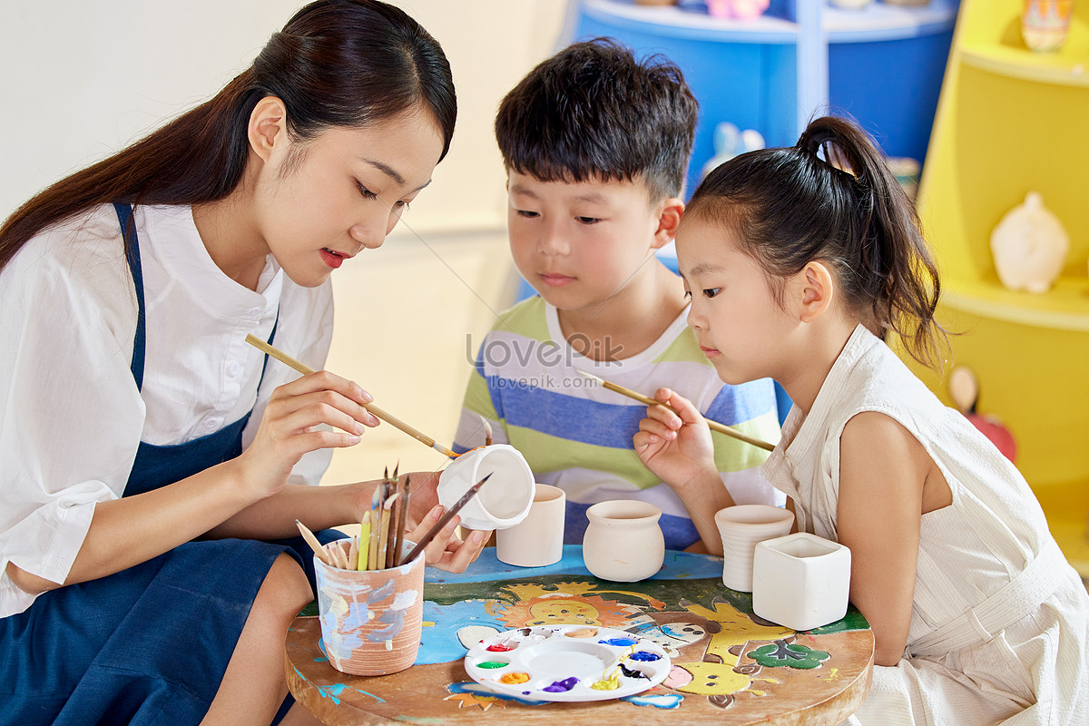 Beauty Teacher Teaches Childrens Pottery Class Picture And HD Photos ...