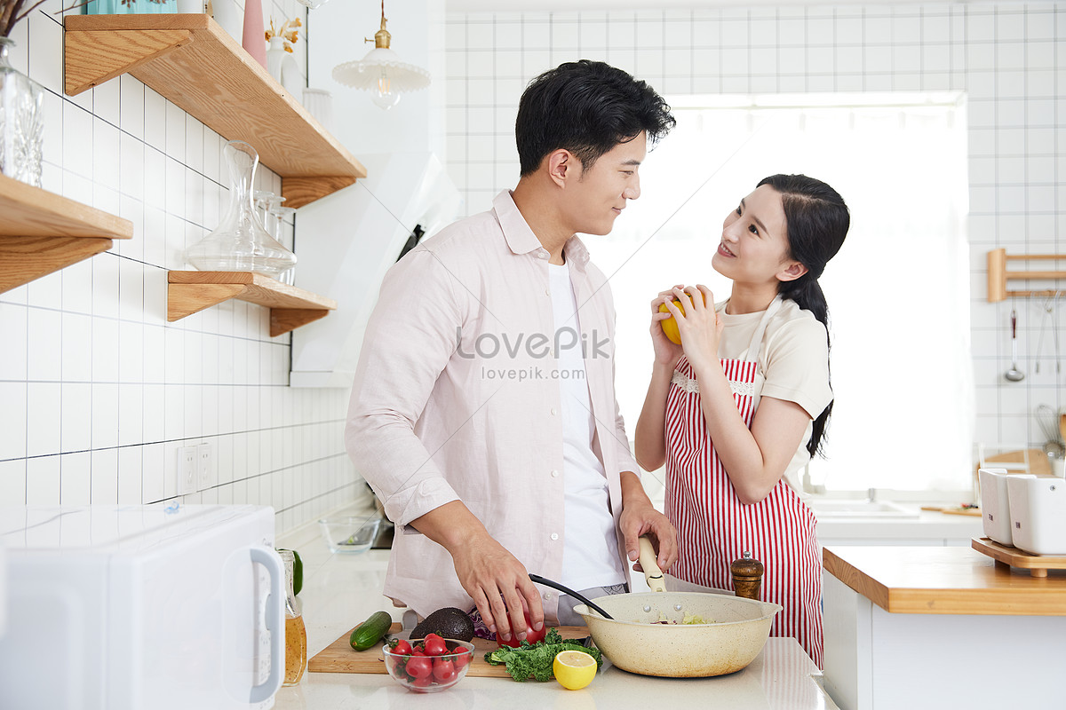 Nhìn cặp vợ chồng trẻ đang chủ động nấu ăn đầy tình cảm cho nhau, chắc hẳn ai cũng sẽ phải ghen tị và ao ước một mối quan hệ lãng mạn như thế. Hãy để hình ảnh này thôi thúc bạn đến bếp và cùng người thân yêu trổ tài âu yếm.