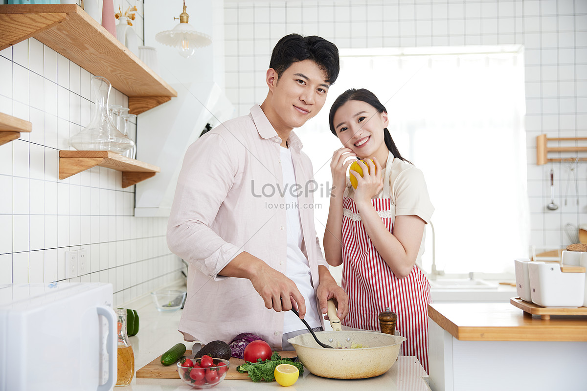 Photo de Joyeux Jeune Couple Faisant Le Petit Déjeuner Dans La Cuisine,  cuisine petit dejeuner, faire l amour, joyeux jeune homme Photo images free  download - Lovepik | 501777485