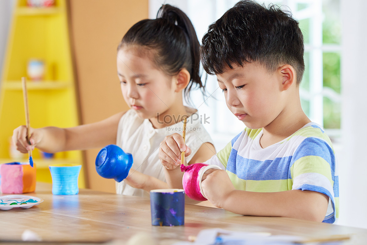 Children Are Carefully Painted On The Pottery Pot Picture And HD Photos ...